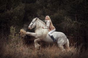 Всадница на лошади