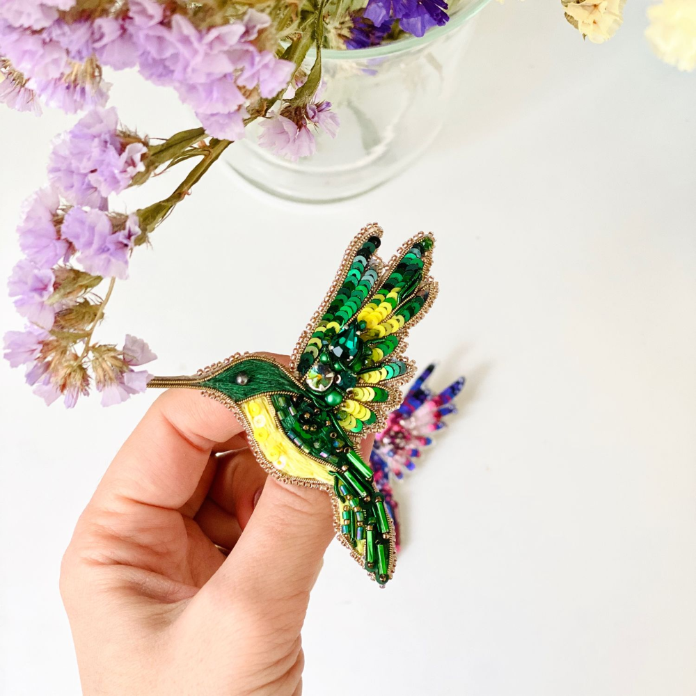 Птичка с лавандой в клюве