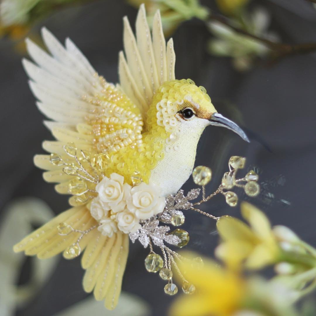 Брошь птица из бисера