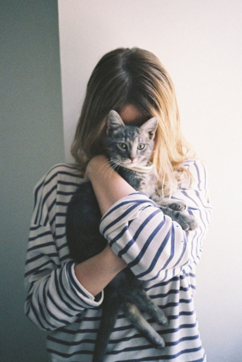 Кот спит с хозяином