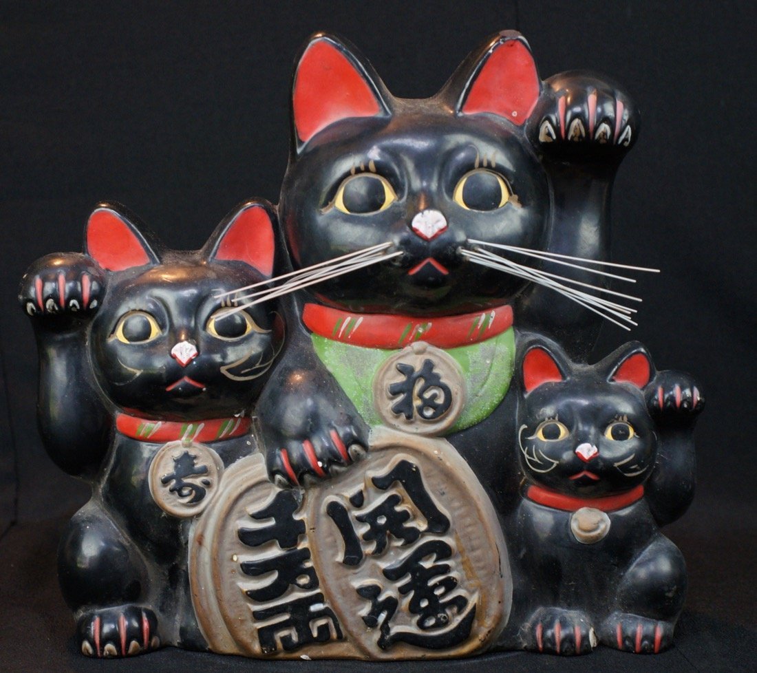 Котики в китае видео. Манэки нэко китайская. Японские кошки Манэки-нэко. Кот удачи Манеки-неко. Кошка нэко символ Японии.