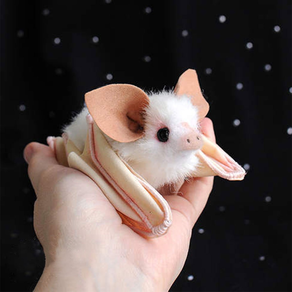 Белая летучая мышь альбинос