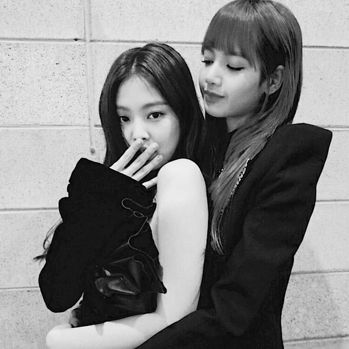 Лиса и Дженни из блэкпинк