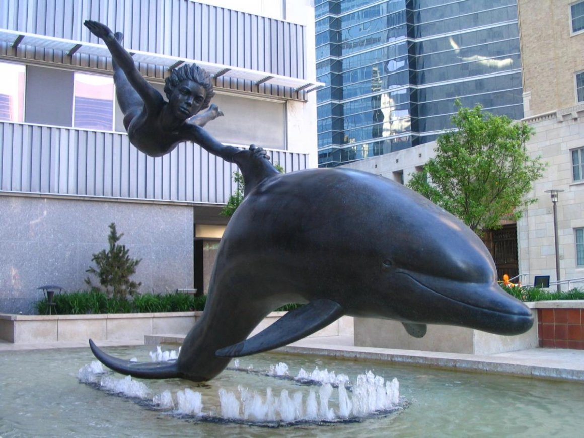 Фонтан в виде дельфина