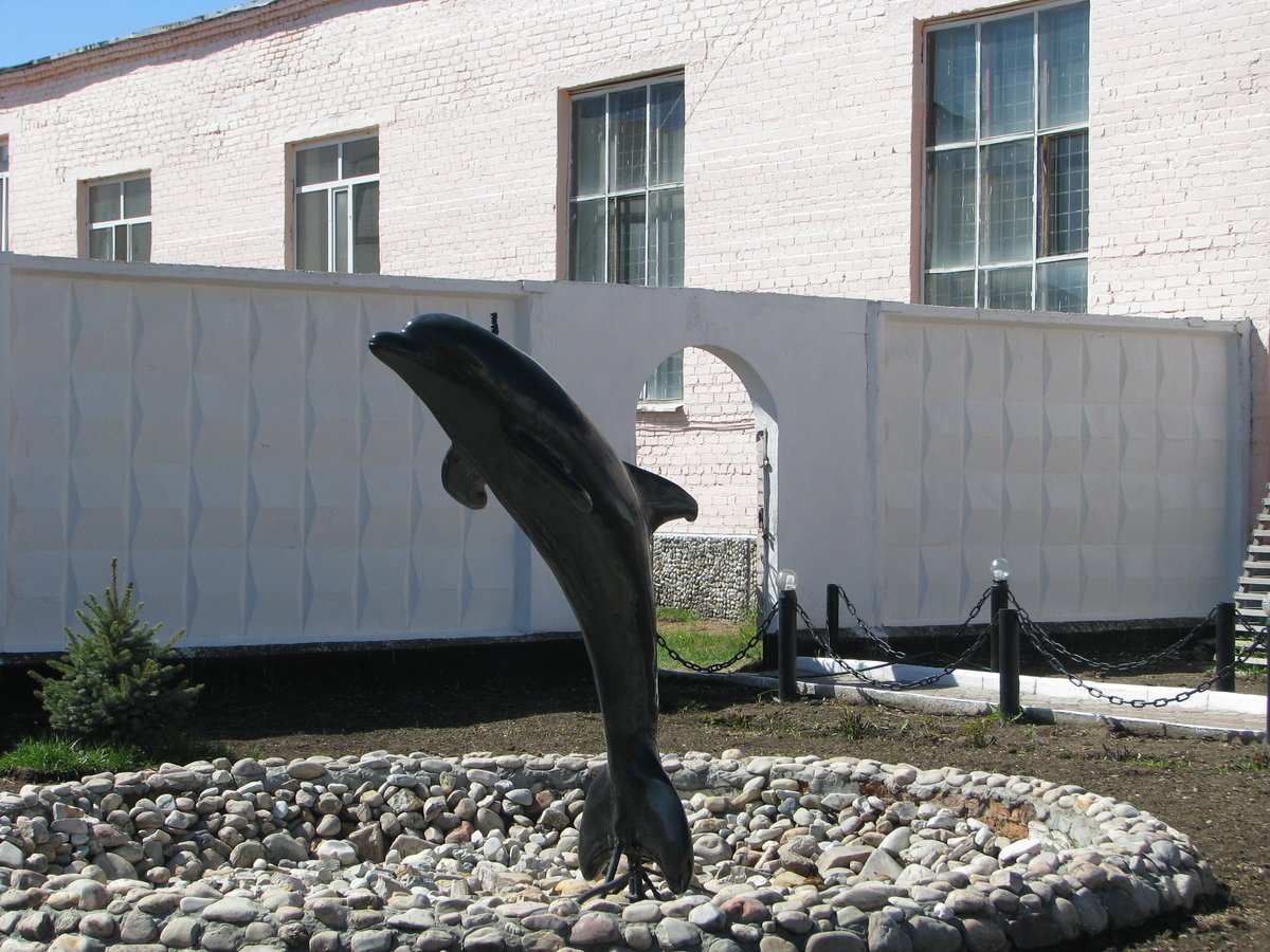 Фонтанчик с черным дельфином