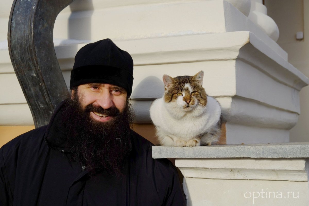 Священник улыбается