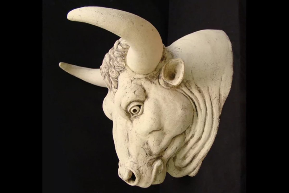 Бычья голова из дерева