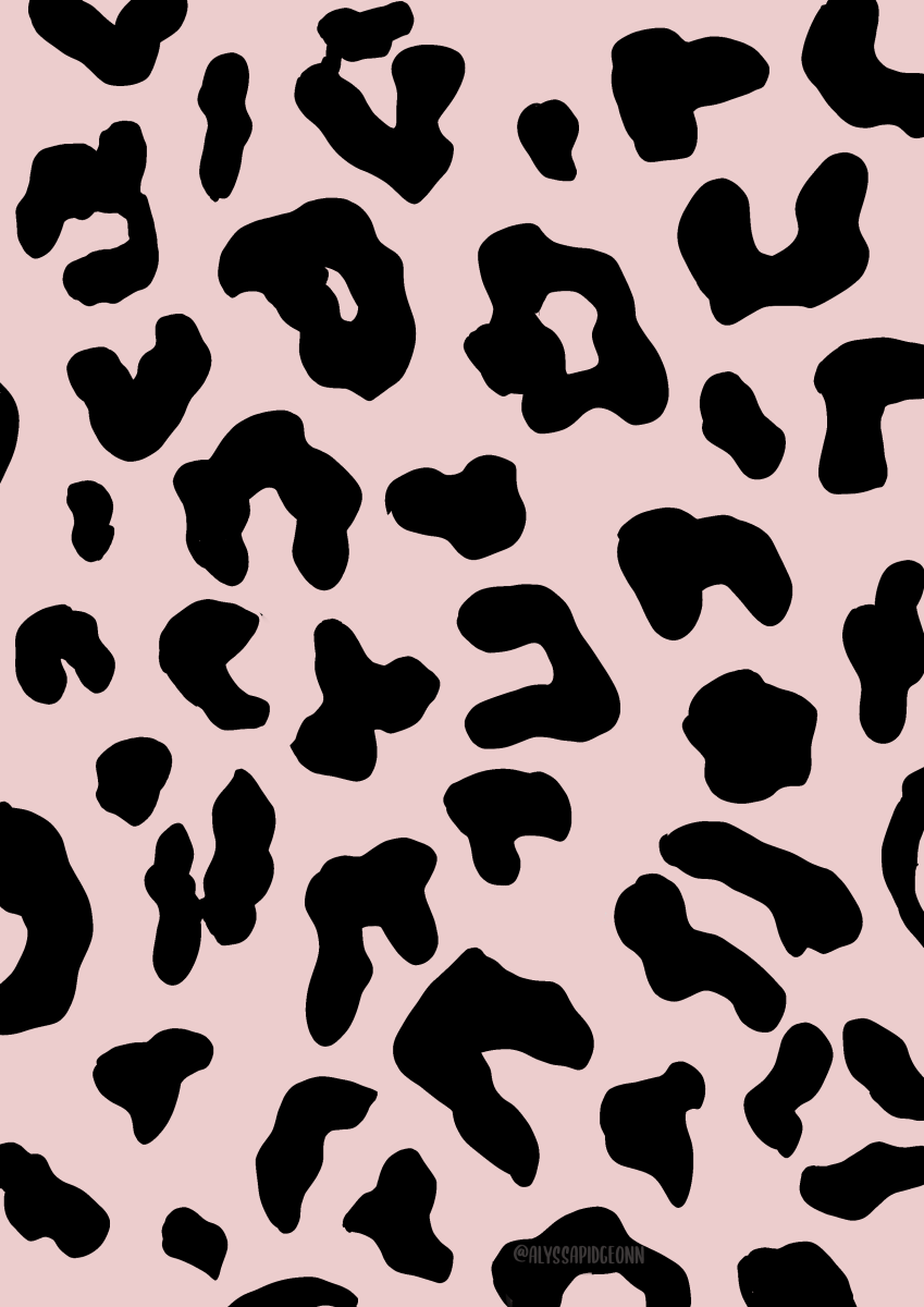 Маленькие сиськи на фоне леопардовых обоях