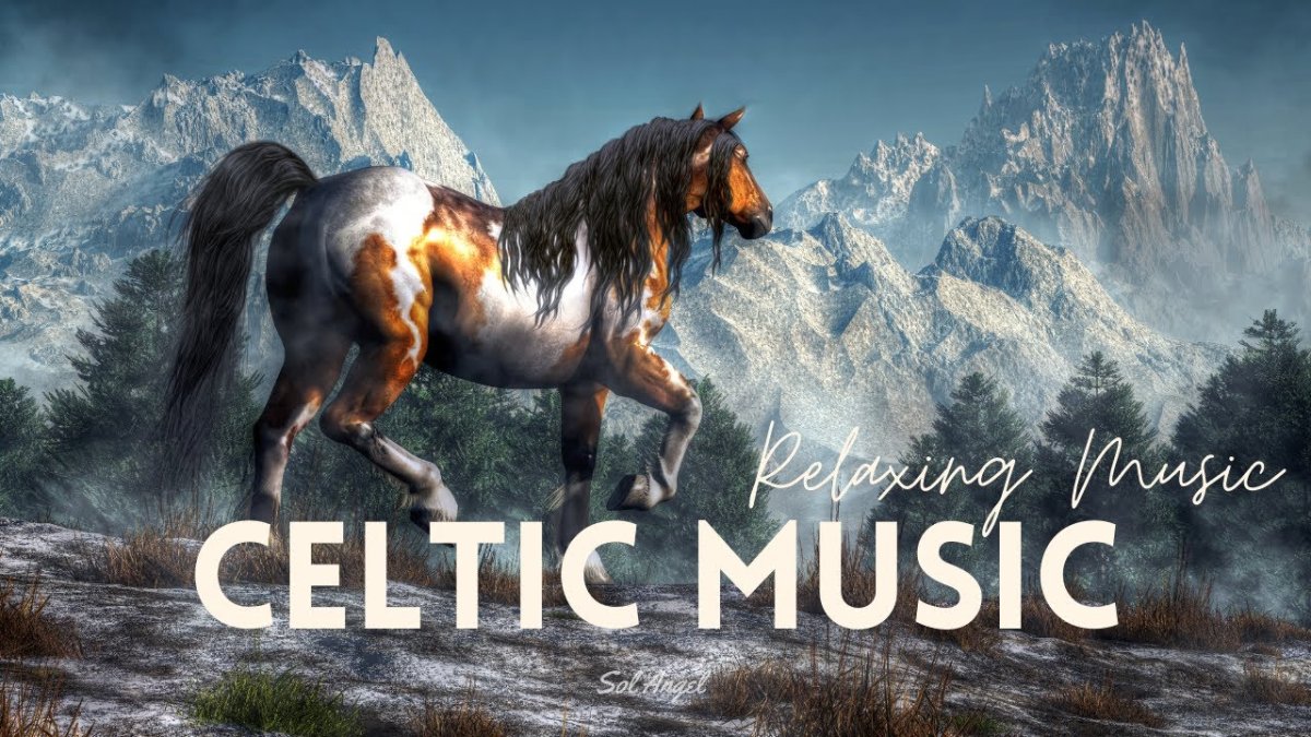 Красивая лошадь в горах