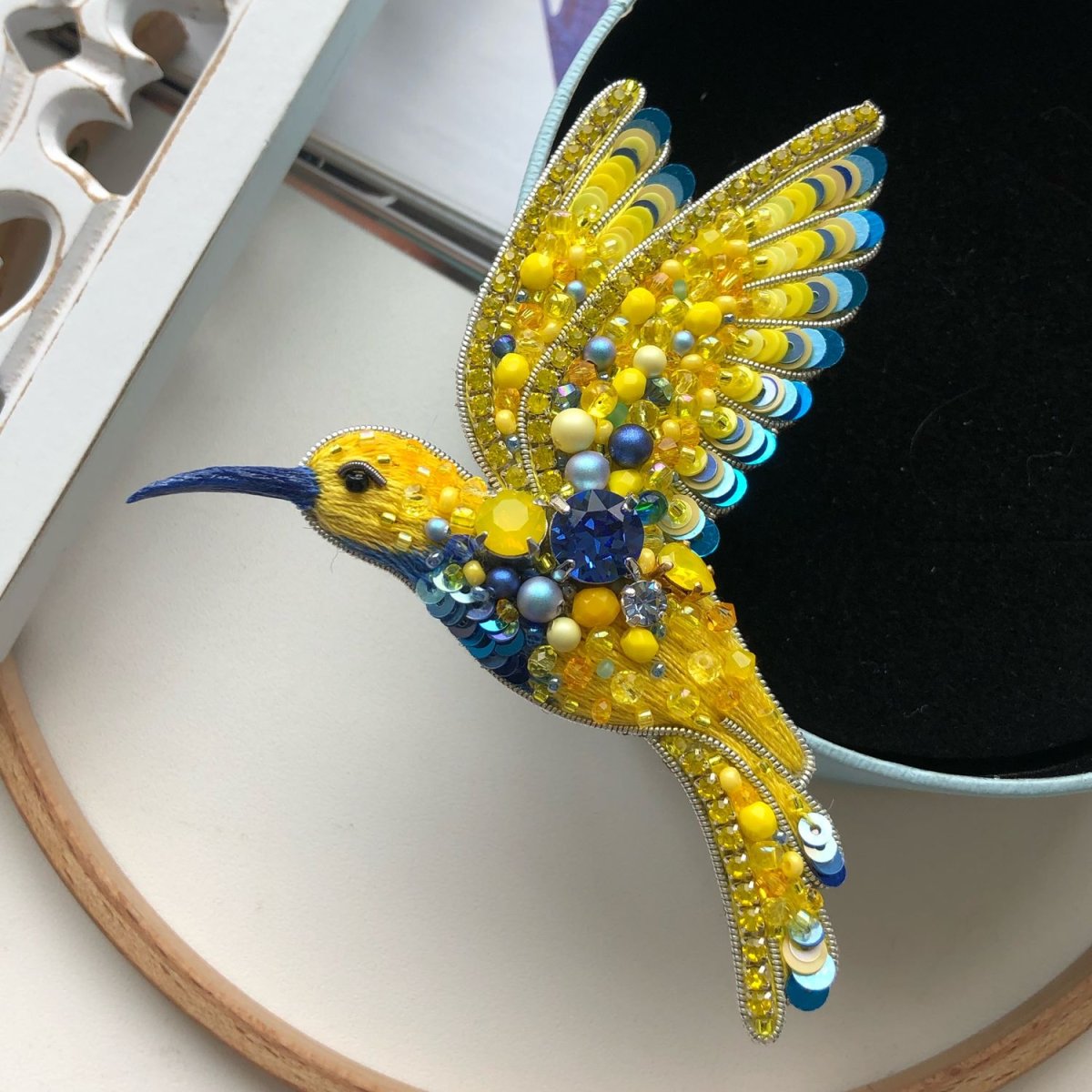 Брошь птичка из бисера и пайеток