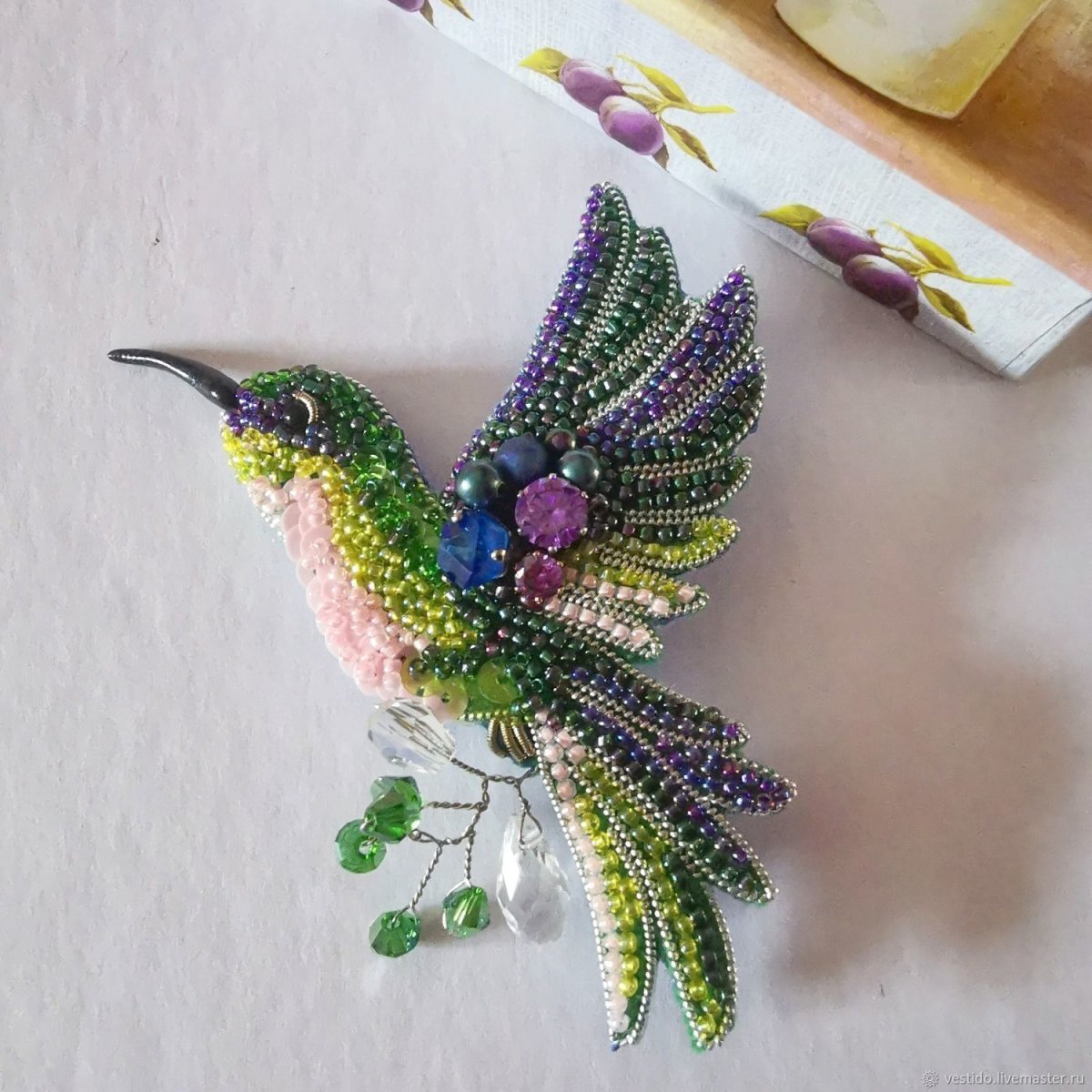 Вышитая брошь Колибри