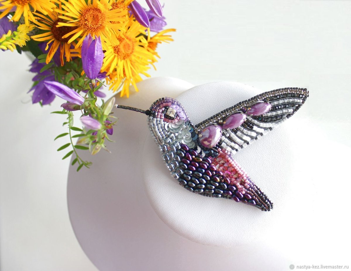 Брошь из бисера и бусин Колибри