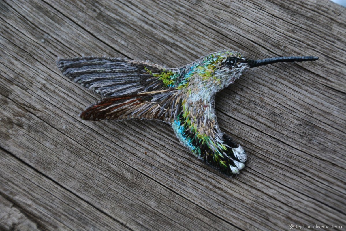 Колибри брошь деревянная