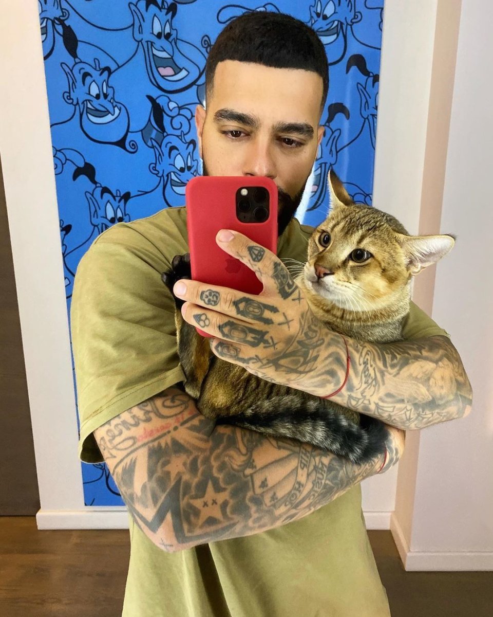 Человек с кошачьей головой