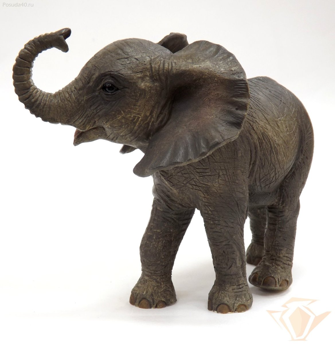 Фигурка слоника с поднятым хоботом