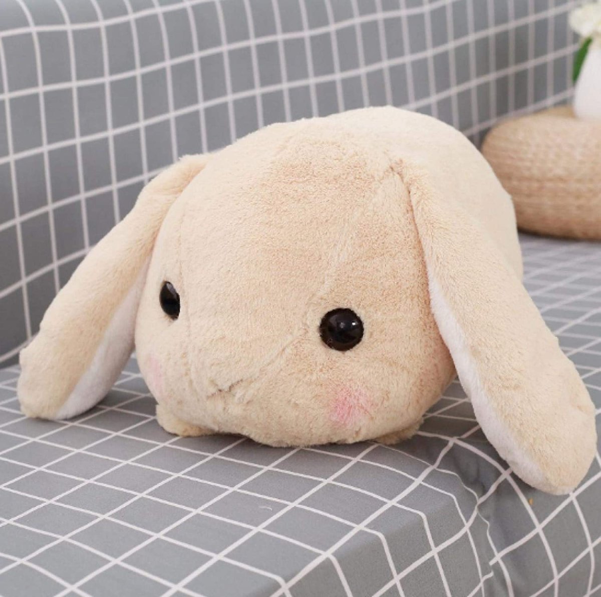 Кролик лежит на спине