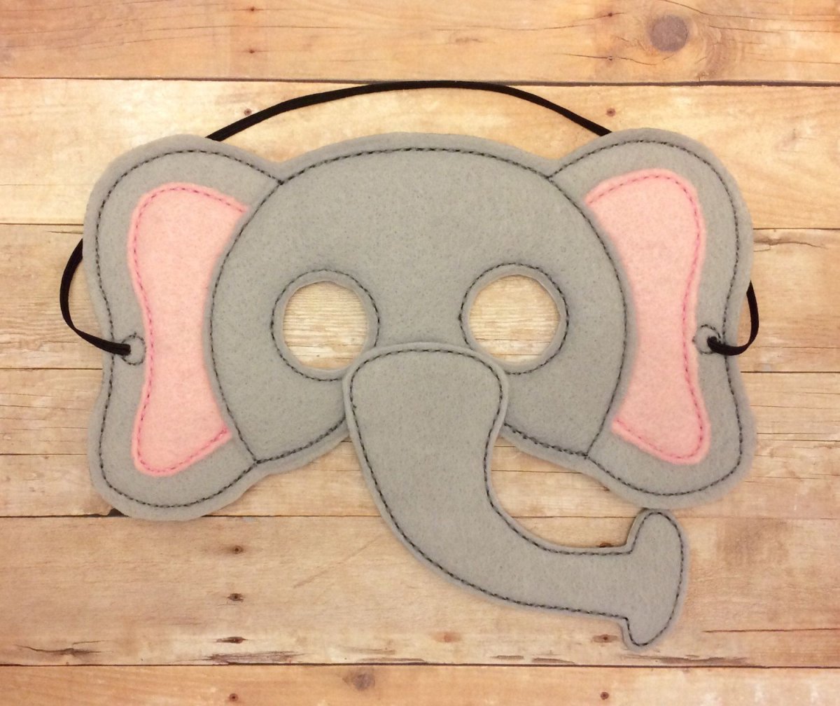 Слоник мультяшный на белом фоне