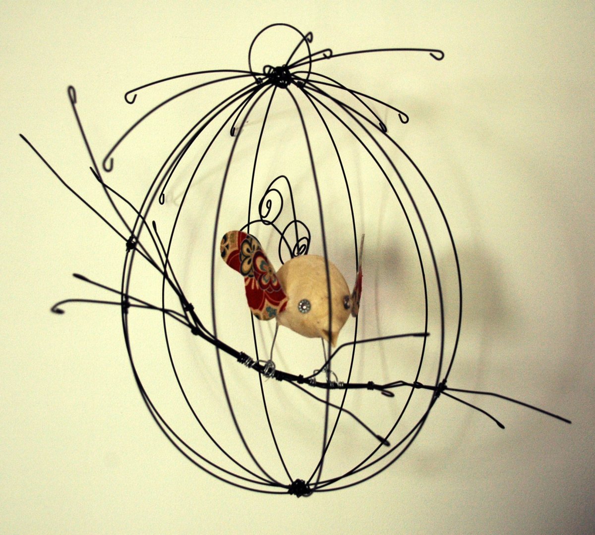 Птица вылетает из клетки