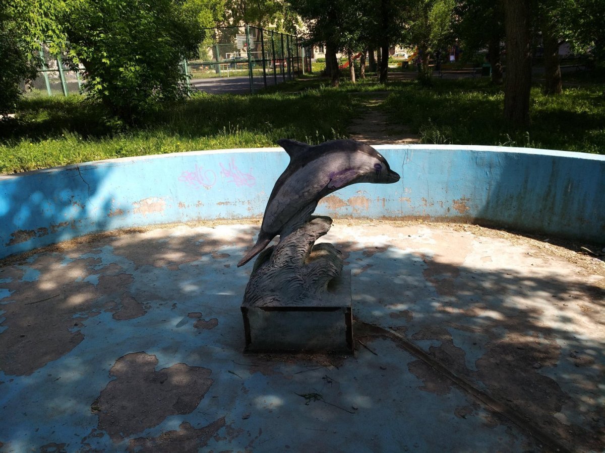Оренбург фонтанчик с черным дельфином