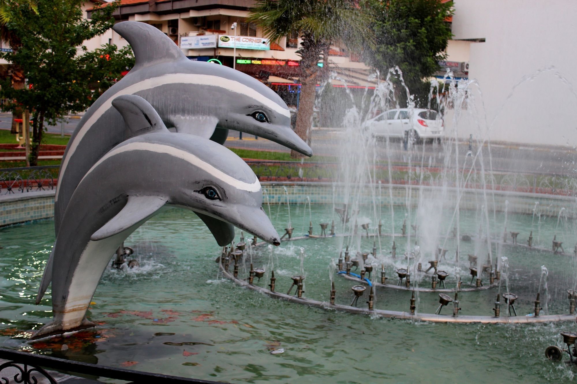 Черный фонтан песня. Оренбург фонтан с дельфином. Фонтанчик с черным дельфином. Фонтан Дельфин Polin. Кемер дельфинчики фонтан.