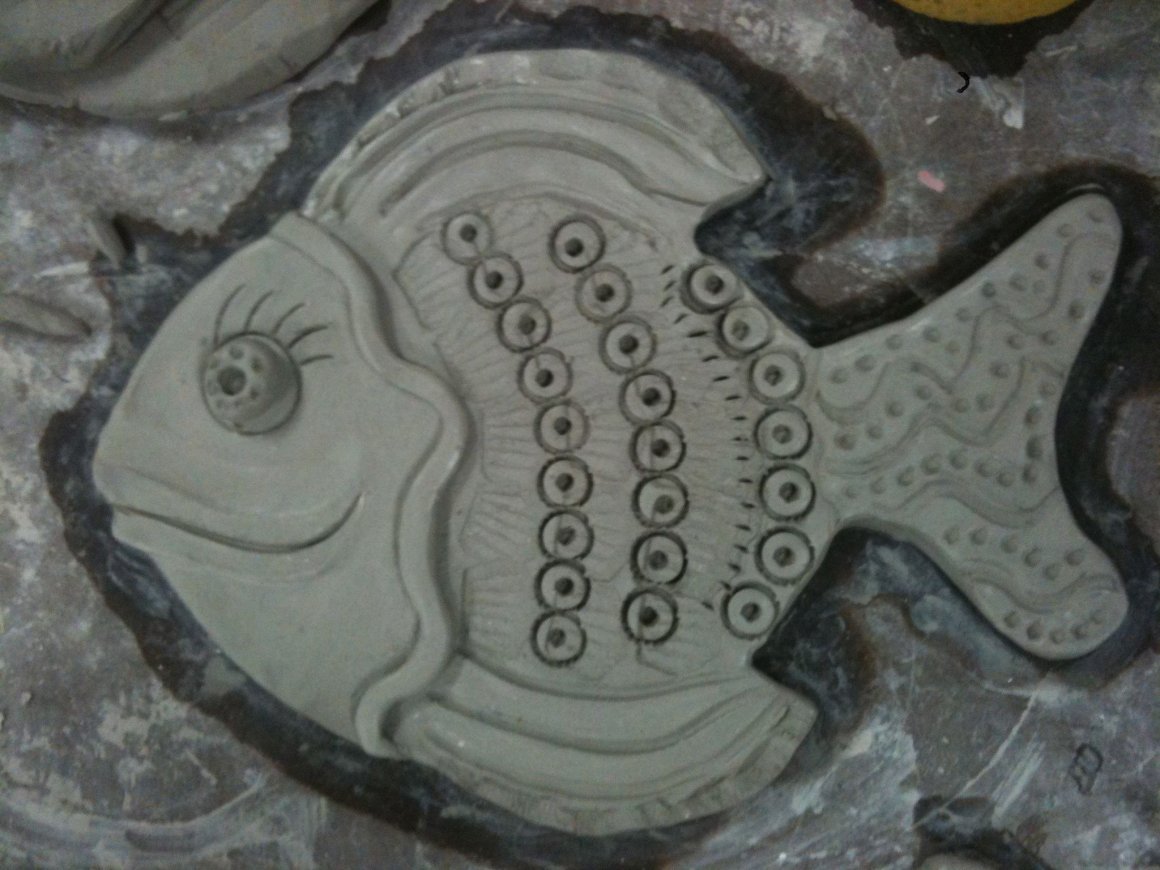 Плоская рыба из глины