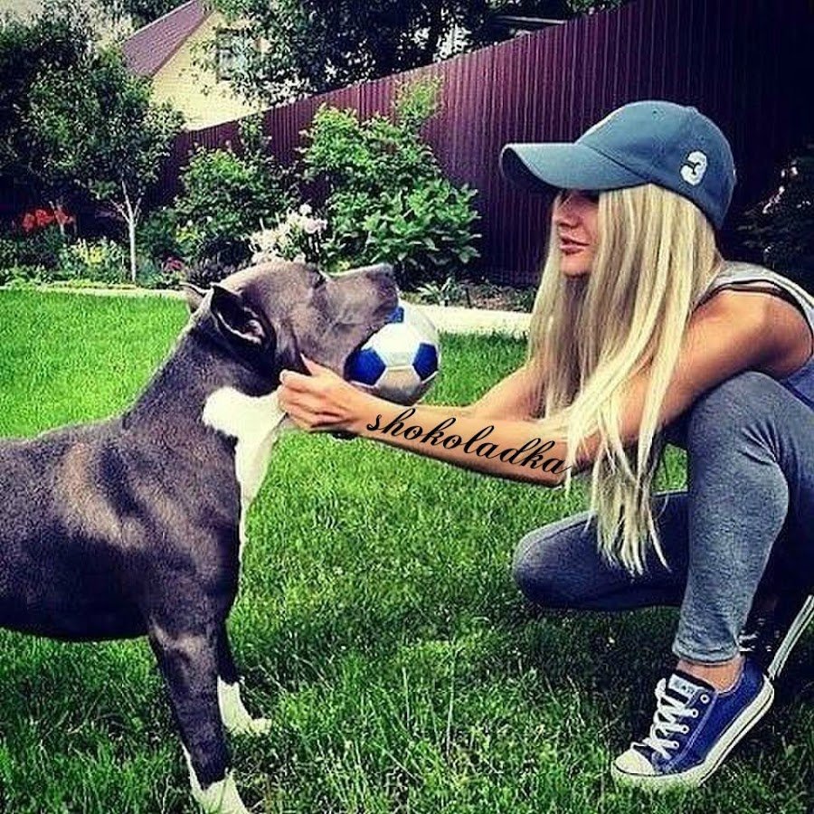 Женщина соблазняет собаку