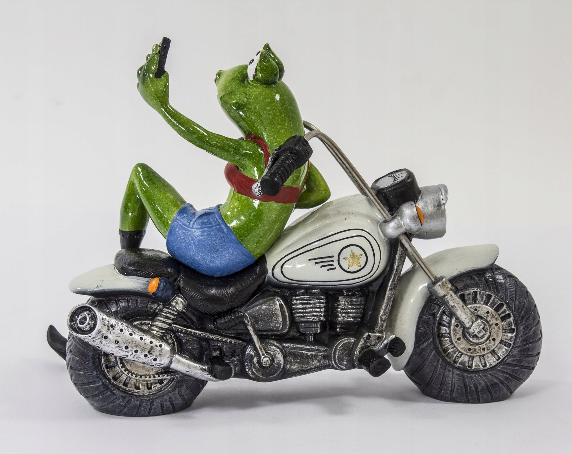 Лягушка на мотоцикле клип. Статуэтка "мотоцикл". Лягушки на мотоцикле фигурки. Лягушка на мотоцикле статуэтка. Жаба на мотоцикле.