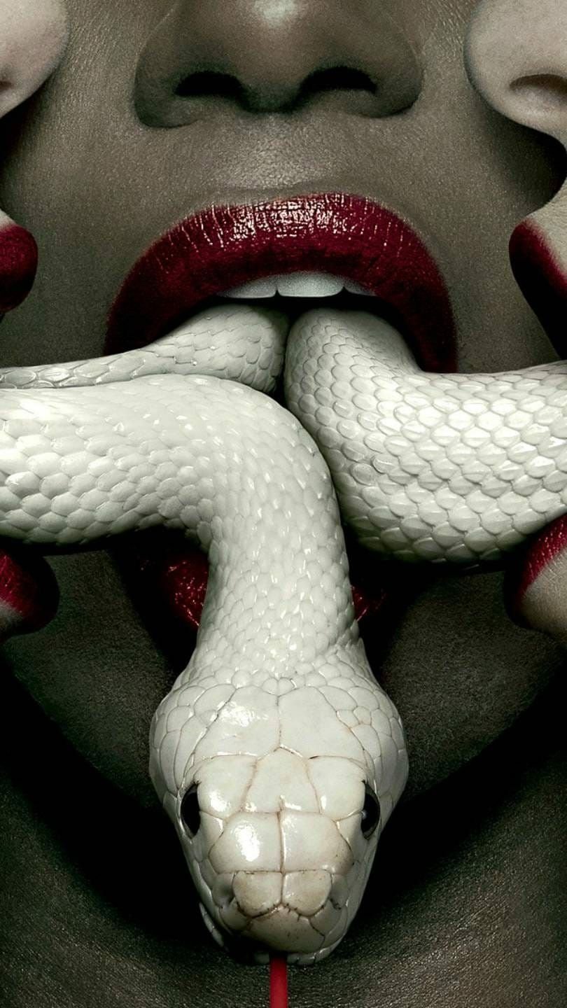 Змея изо рта. Змея с языком.