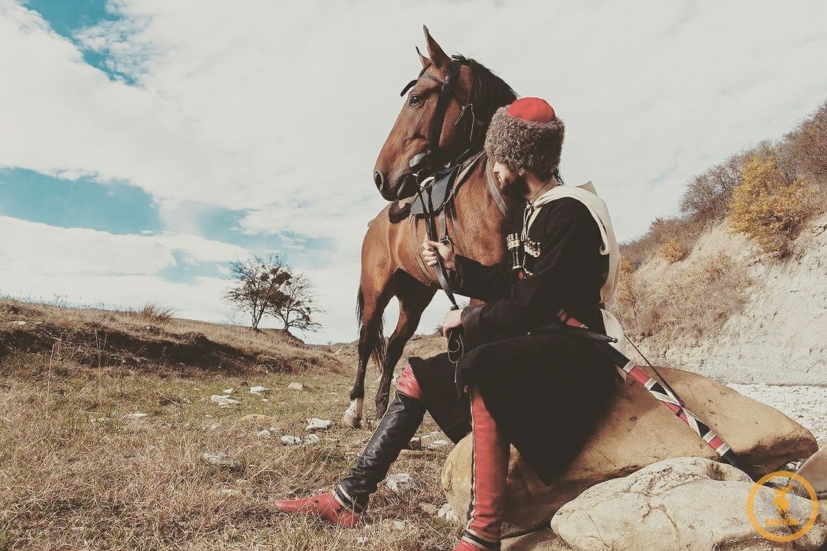 Всадник скачет на лошади