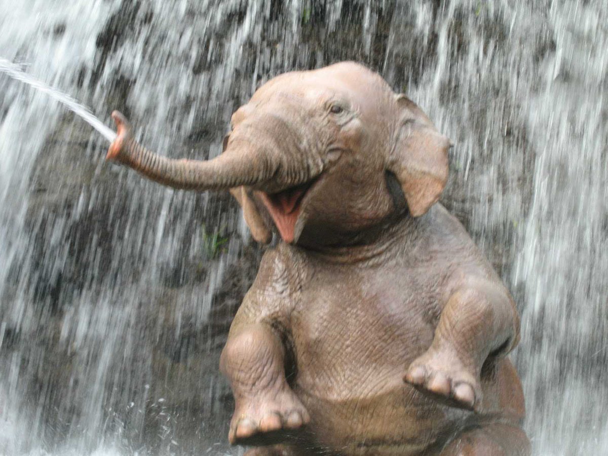 Слоненок с мамой