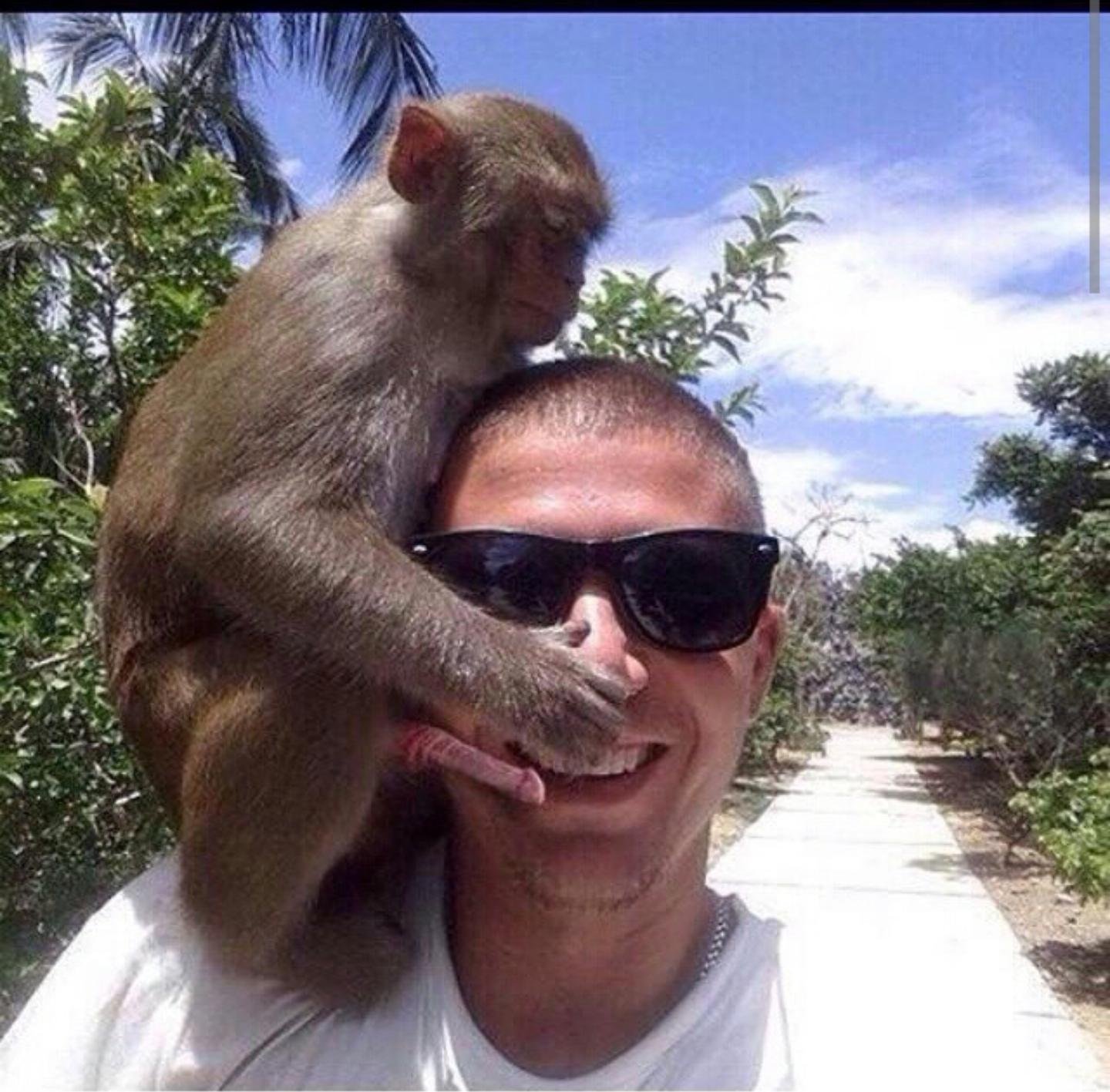 Мужчина с обезьянкой