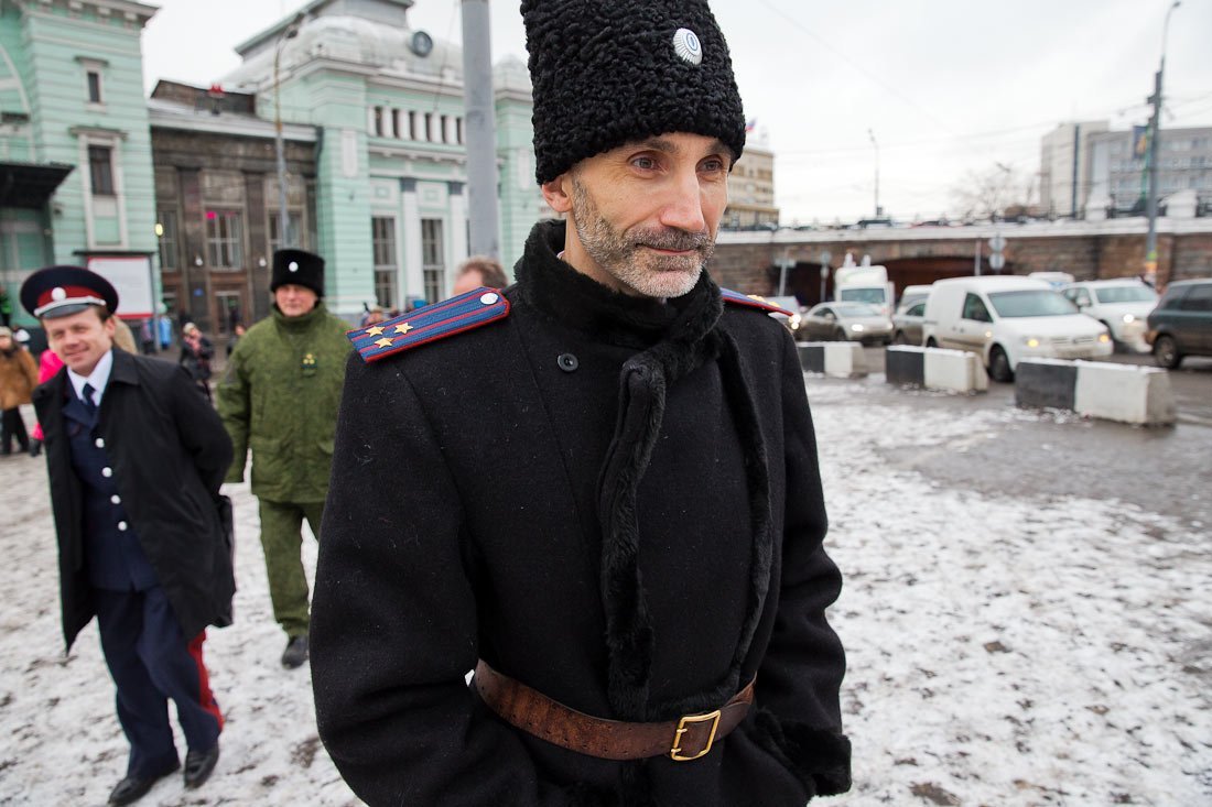 Кот в ушанке на рыбалке