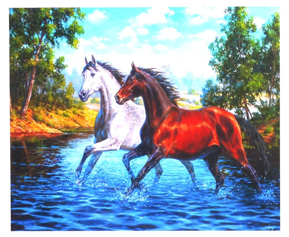 Гнедая лошадь в галопе