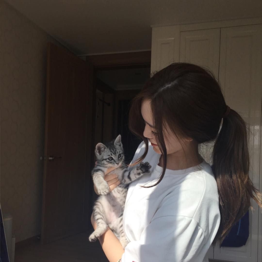 Кореянка с котом