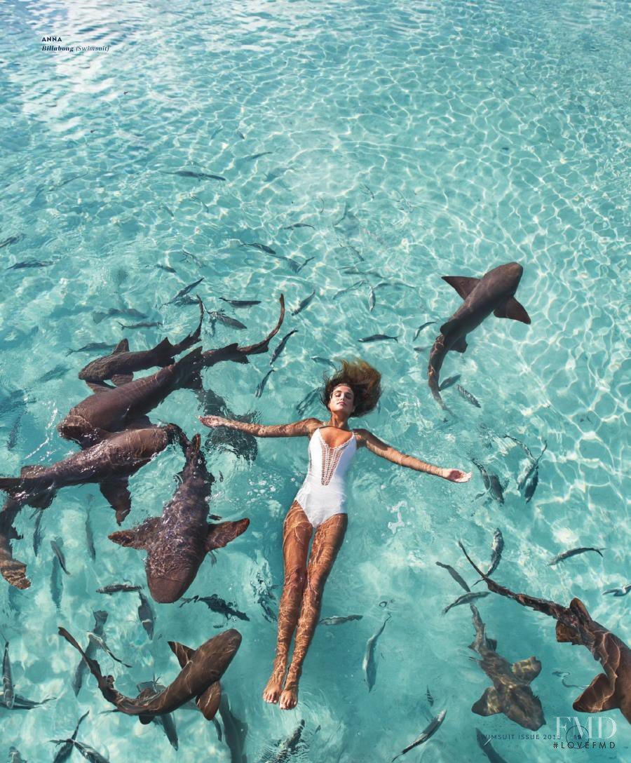 Женщина в море с акулами