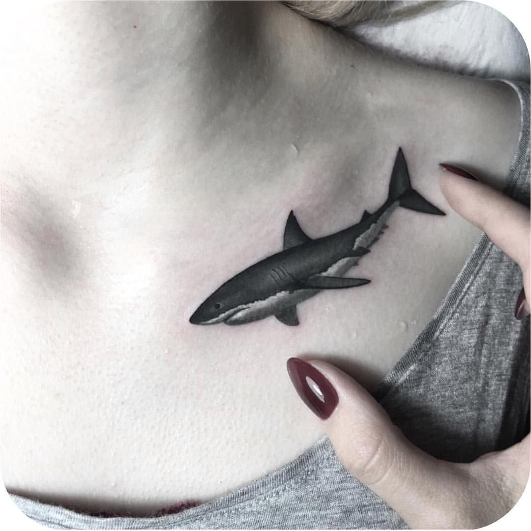 Тату акула маленькая
