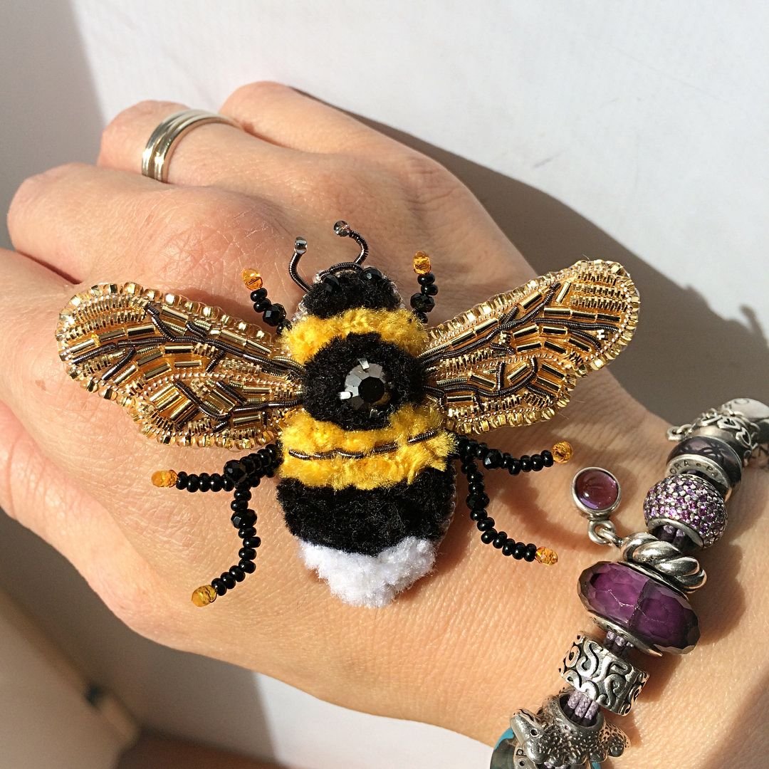 Брошь Пчелка из бисера