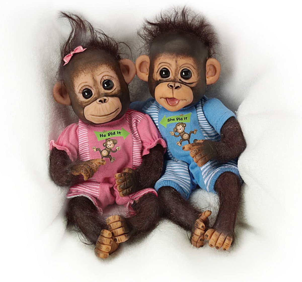 Обезьянки обнимаются