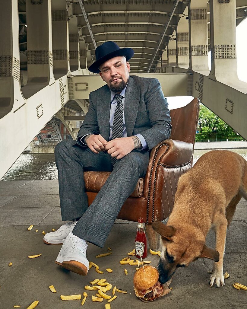 Девушка блондинка с собакой