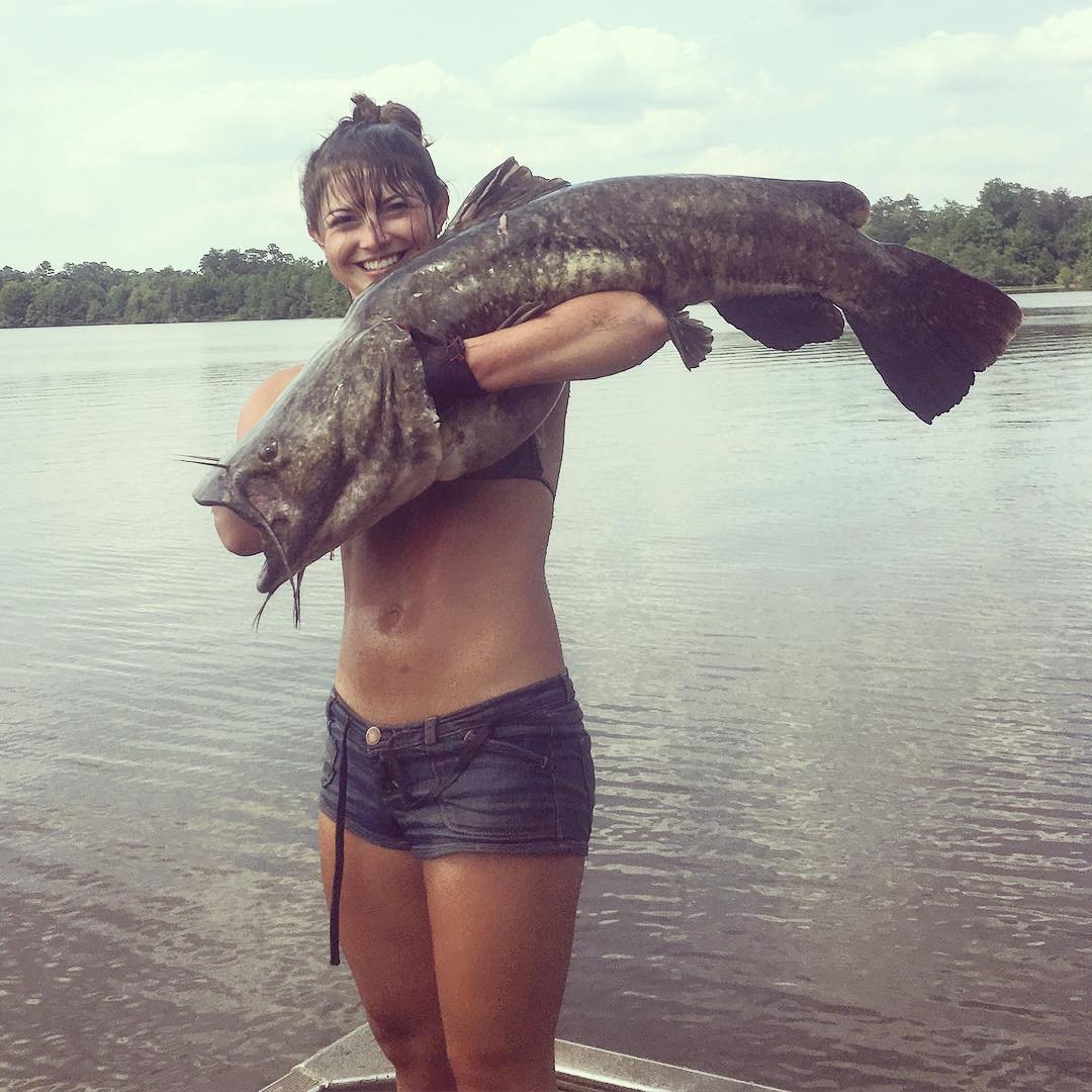 Девушка с рыбой сом