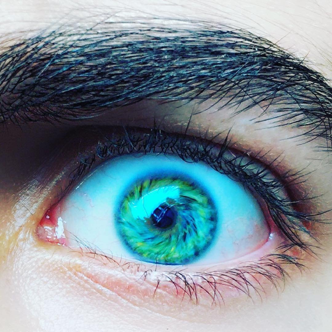 Эйдан Галлахер глаза хамелеоны