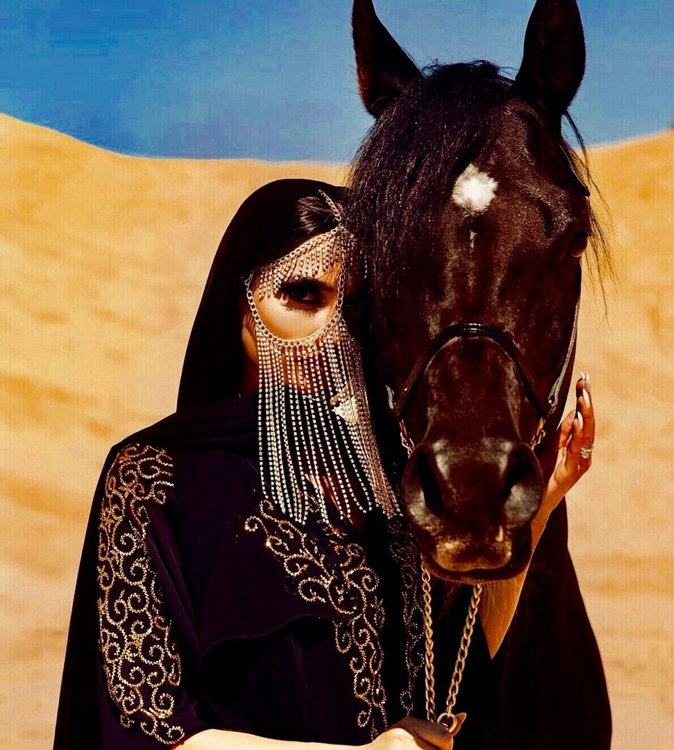 Восточная девушка на лошади