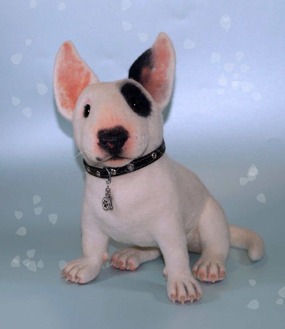 Бультерьер за столом