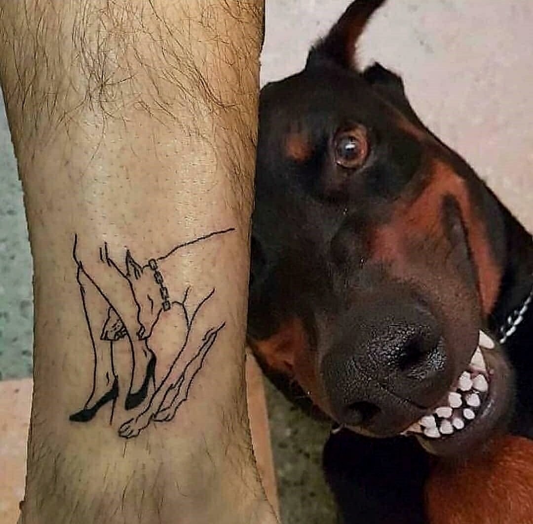 Тату Доберман на ноге