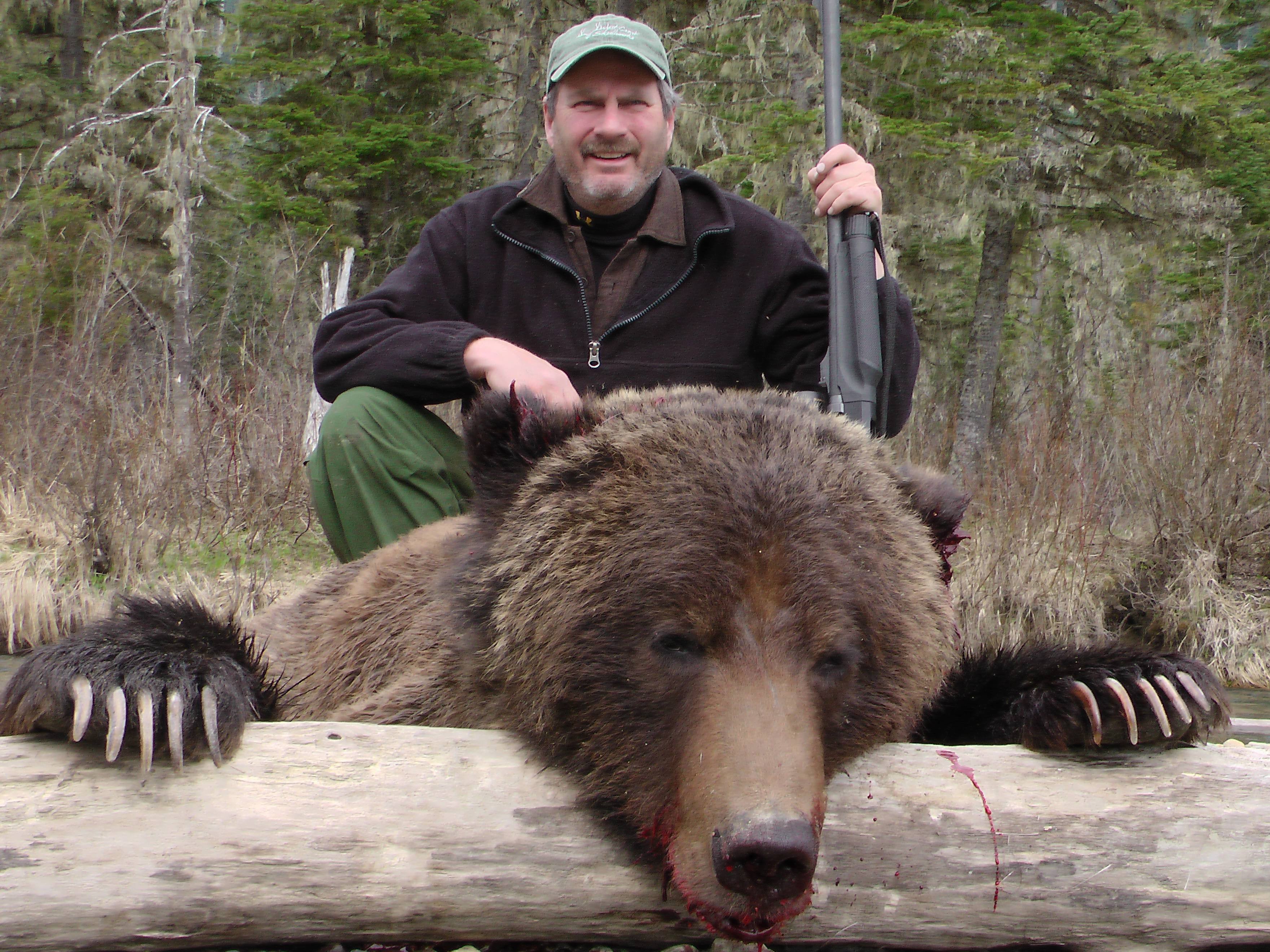 Самый большей медведь. Самый большой медведь Гризли. Медведь Кадьяк самый большой в мире. Самый большой бурый медведь в мире. Гигантский медведь людоед Гризли.