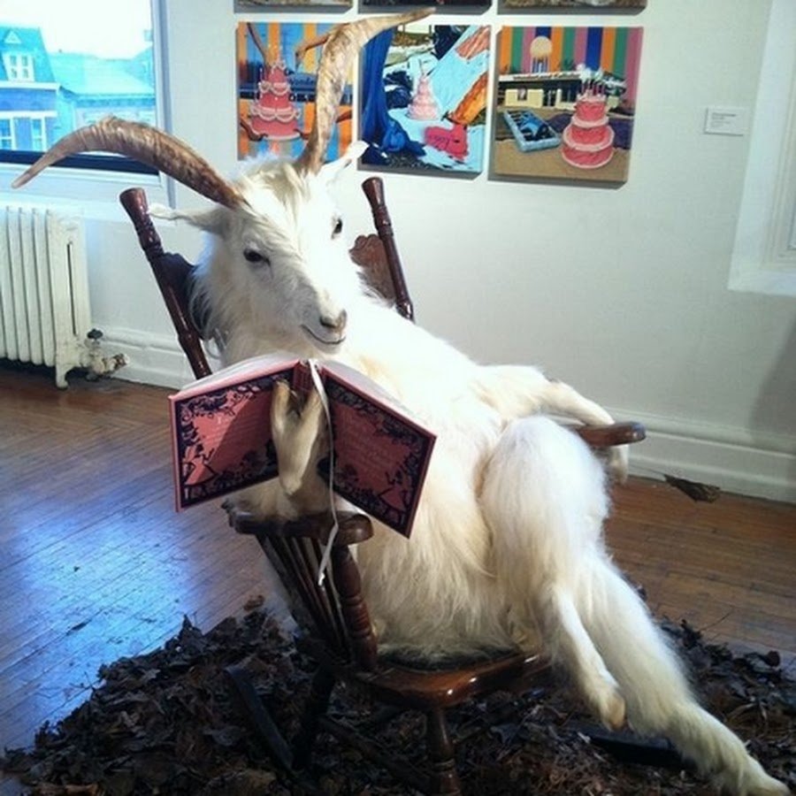 Козел сидит