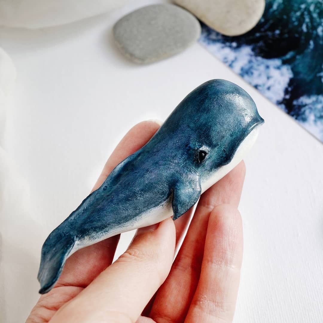 Кит под водой