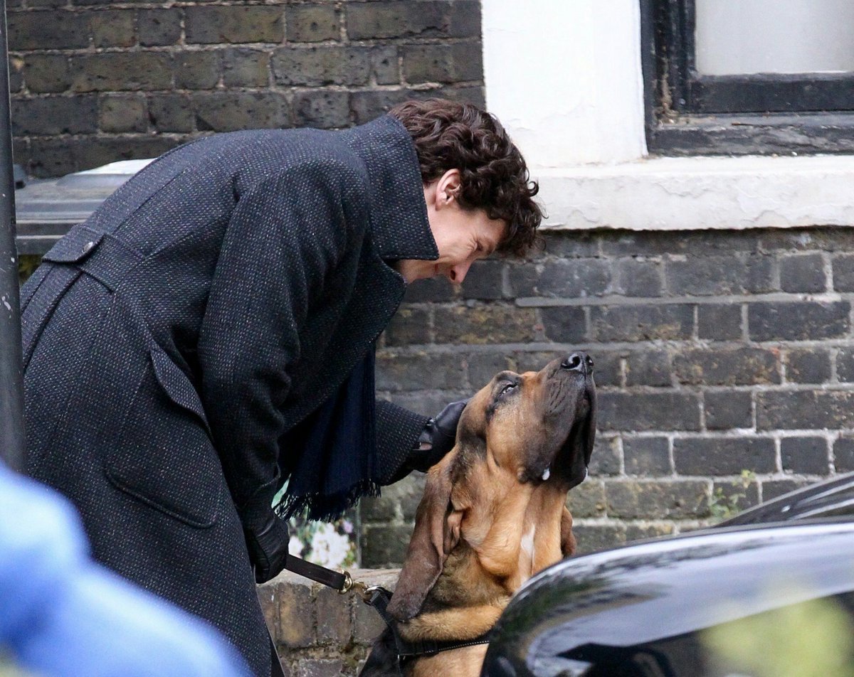 Бенедикт Камбербэтч на съемках Шерлока