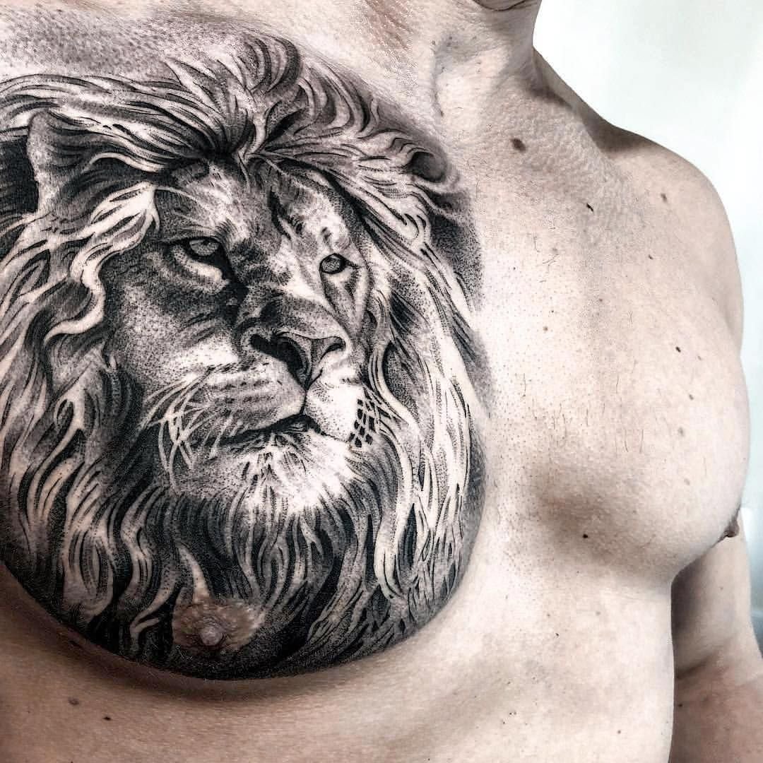 Тату Лев на спине у девушки