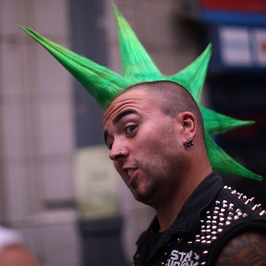 Панк с зелеными волосами